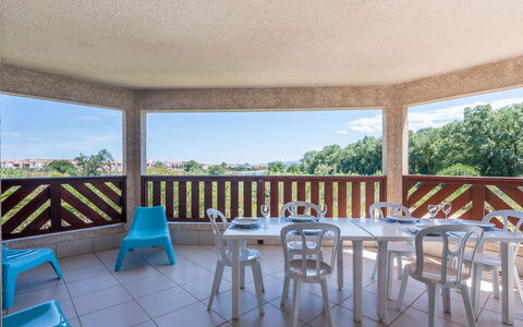 Presqu'île de la Lagune: Tafel, Meubilair, Lucht, Eigendom, Schaduw, Buitentafel, Fabriek, Boom, Buitenmeubels, Stoel