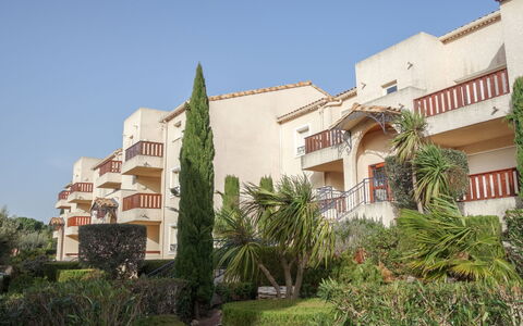 Presqu'île de la Lagune: Fabriek, Lucht, Gebouw, Eigendom, Venster, Plantkunde, Huis, Vegetation, Arecales, Boom