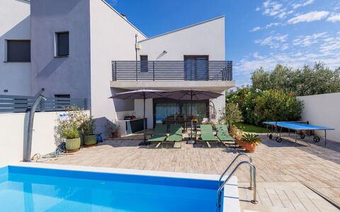 Villa Leonardo: Zwembad, Woongebied, Huis, Samengesteld Materiaal, Schaduw, Buitenmeubels, Landgoed, Paraplu, Toevlucht, Villa