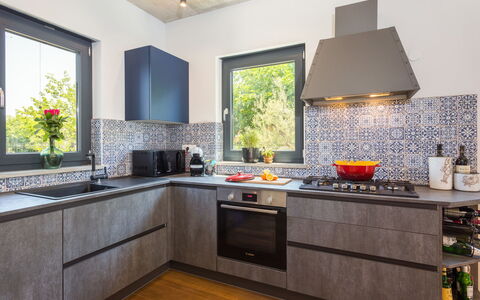 Villa Leonardo: Lucht, Tafel, Meubilair, Dag, Eigendom, Fabriek, Berg, Azure, Stoel, Natuur
