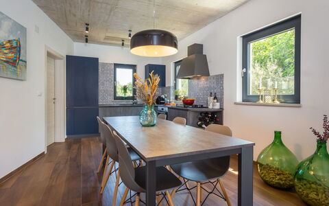 Villa Leonardo: Lucht, Tafel, Meubilair, Dag, Eigendom, Fabriek, Berg, Azure, Stoel, Natuur