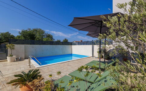 Villa Leonardo: Zwembad, Samengesteld Materiaal, Appartement, Schaduw, Toevlucht, Buitenmeubels, Eco Hotel, Tegel, Landscaping, Binnenplaats