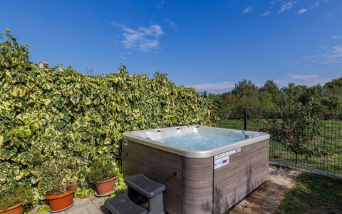 Villa Leonardo: Zwembad, Bad, Loodgieterswerkinrichting, Vrije Tijd, Jacuzzi, Backyard, Eco Hotel, Toevlucht, Buitenmeubels