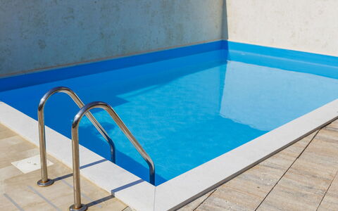 Villa Leonardo: Zwembad, Blauw, Flooring, Verdieping, Samengesteld Materiaal, Tegel, Schaduw, Ontwerp, Toevlucht, Buitenmeubels
