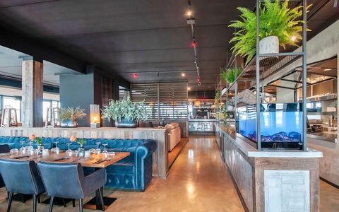 Oesterdam Resort: Gebouw, Eigendom, Restaurant, Interieur Ontwerp, Kamer, Toevlucht, Onroerend Goed, Meubilair, Zwembad, Verdieping