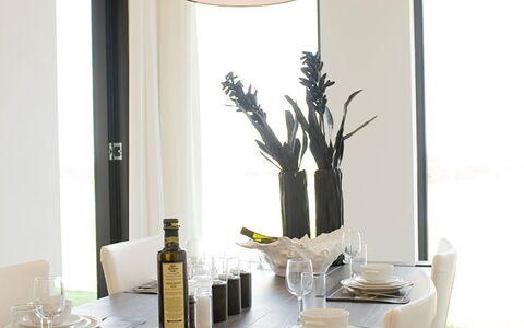 Oesterdam Resort: Wit, Kamer, Geel, Interieur Ontwerp, Eetkamer, Tafel, Meubilair, Materiële Goederen, Spiegel, Glas