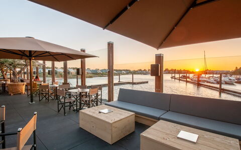 Oesterdam Resort: Eigendom, Lucht, Tafel, Schaduw, Verlichting, Architectuur, Buitenmeubels, Hout, Stoel, Vrije Tijd