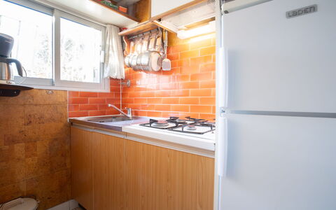Port Camargue 510: Gebouw, Cabinetry, Toestel Van De Keuken, Keuken, Countertop, Venster, Kraan, Hout, Fornuis, Huis