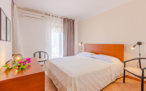 Villa Mezzaluna: Slaapkamer, Bed, Kamer, Meubilair, Eigendom, Laken, Bed Frame, Interieur Ontwerp, Verdieping, Bedding
