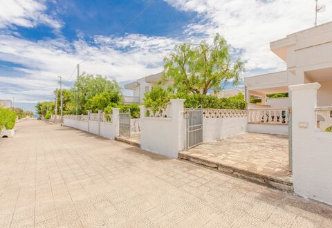 Villa Mezzaluna: Eigendom, Onroerend Goed, Woongebied, Gebouw, Huis, Lucht, Huis, Architectuur, Kamer, Boom