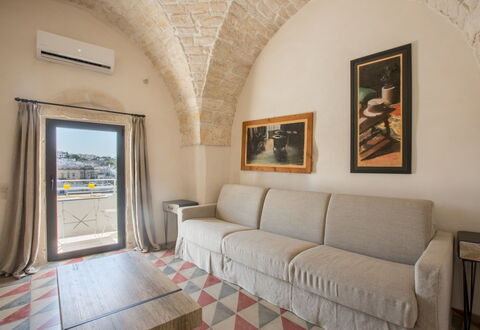 Zia Saby: Eigendom, Kamer, Gebouw, Interieur Ontwerp, Meubilair, Onroerend Goed, Huis, Verdieping, Muur, Woonkamer