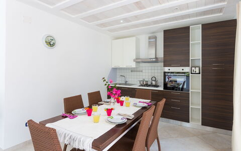 Casa Bianca: Kamer, Eigendom, Meubilair, Interieur Ontwerp, Eetkamer, Gebouw, Tafel, Huis, Onroerend Goed, Verdieping