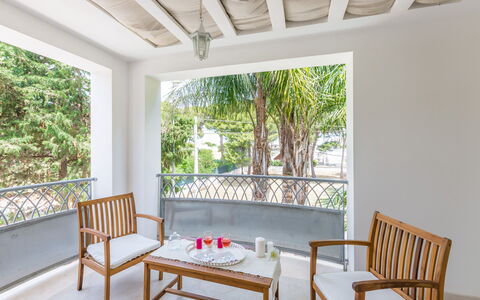 Casa Bianca: Eigendom, Kamer, Meubilair, Gebouw, Huis, Veranda, Onroerend Goed, Huis, Interieur Ontwerp, Tafel