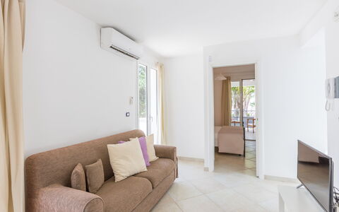 Casa Bianca: Eigendom, Kamer, Meubilair, Gebouw, Interieur Ontwerp, Onroerend Goed, Huis, Verdieping, Woonkamer, Appartement