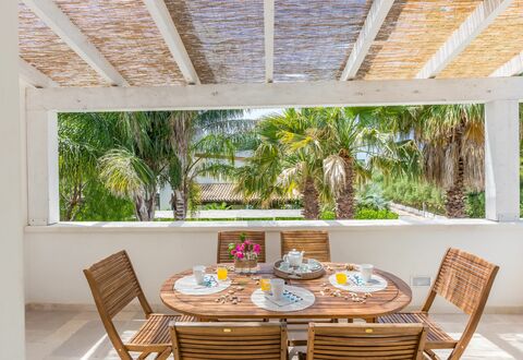 Casa Bianca: Eigendom, Kamer, Plafond, Interieur Ontwerp, Huis, Onroerend Goed, Gebouw, Meubilair, Huis, Tafel