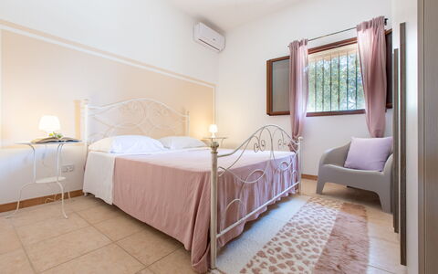 Villa Lidia Con Piscina: Slaapkamer, Kamer, Bed, Meubilair, Eigendom, Laken, Interieur Ontwerp, Bed Frame, Verdieping, Suite