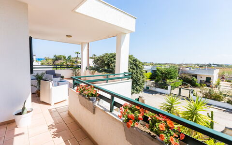 Appartamento Panorama Sul Mare: Eigendom, Gebouw, Onroerend Goed, Huis, Appartement, Balkon, Huis, Architectuur, Villa, Kamer