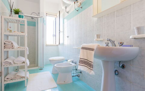 Appartamento Panorama Sul Mare: Badkamer, Kamer, Eigendom, Blauw, Turkoois, Wc Bril, Loodgieterswerkinrichting, Bad, Interieur Ontwerp, Tegel