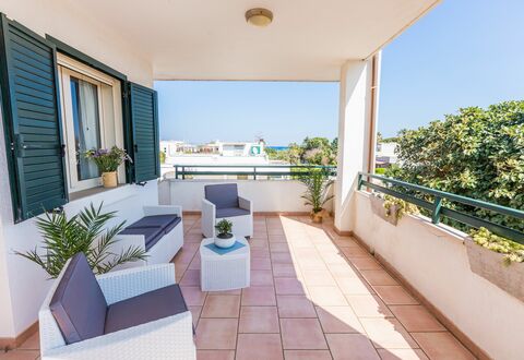 Appartamento Panorama Sul Mare: Eigendom, Gebouw, Onroerend Goed, Huis, Kamer, Huis, Balkon, Interieur Ontwerp, Meubilair, Architectuur