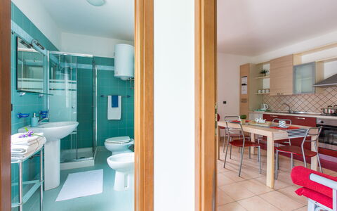 Prato Inglese Sinistro: Wastafel, Gebouw, Eigendom, Spiegel, Meubilair, Kraan, Loodgieterswerkinrichting, Interieur Ontwerp, Badkamer