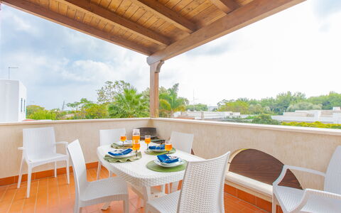 Prato Inglese Sinistro: Lucht, Tafel, Meubilair, Eigendom, Wolk, Hout, Stoel, Tableware, Buitenmeubels, Schaduw