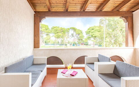 Prato Inglese Sinistro: Eigendom, Bankstel, Hout, Schaduw, Lucht, Interieur Ontwerp, Woonkamer, Boom, Fabriek, Verdieping