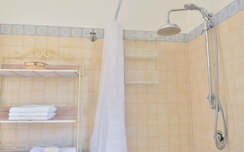 L'alcova: Badkamer, Kamer, Loodgieterswerkinrichting, Douchestang, Shower Rod, Tegel, Linens, Douche