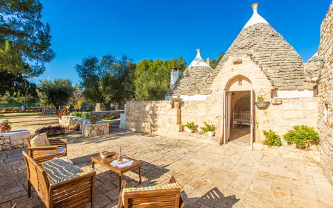 Trullo Con Piscina Per Bambini: Lucht, Fabriek, Meubilair, Eigendom, Gebouw, Tafel, Boom, Stoel, Buitenmeubels, Verblijf