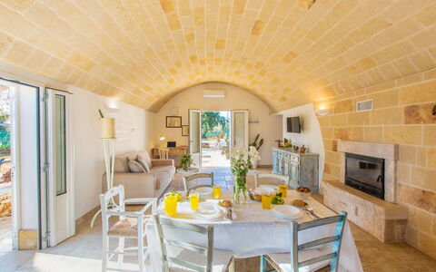 Trullo Con Piscina Per Bambini: Tafel, Meubilair, Eigendom, Stoel, Bankstel, Countertop, Cabinetry, Interieur Ontwerp, Keuken, Hout
