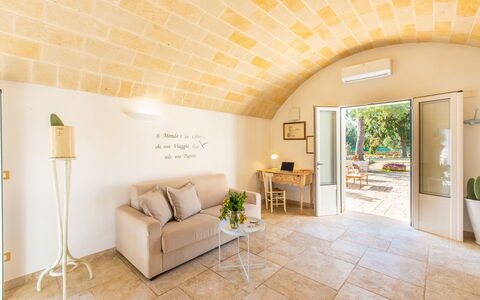 Trullo Con Piscina Per Bambini: Meubilair, Eigendom, Fabriek, Kamerplant, Stoel, Interieur Ontwerp, Comfort, Hout, Bankstel, Tafel