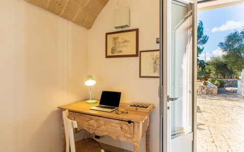 Trullo Con Piscina Per Bambini: Eigendom, Tafel, Gebouw, Fotolijst, Bureau, Hout, Fabriek