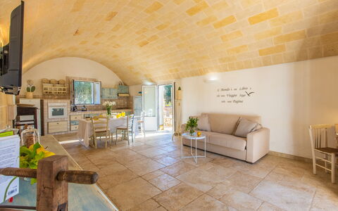 Trullo Con Piscina Per Bambini: Eigendom, Meubilair, Bankstel, Tafel, Interieur Ontwerp, Architectuur, Flooring, Verdieping, Woonkamer, Stoel
