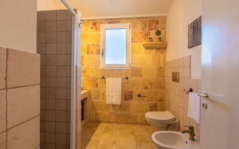 Trullo Con Piscina Per Bambini: Eigendom, Loodgieterswerkinrichting, Wastafel, Kraan, Badkamer, Wastafel In De Badkamer, Gebouw, Purper, Interieur Ontwerp
