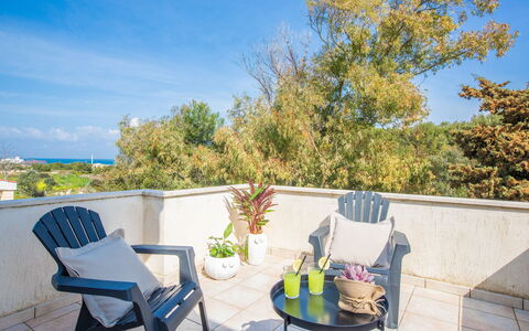 Villa Salento: Lucht, Fabriek, Eigendom, Meubilair, Stoel, Wolk, Azure, Blauw, Buitenmeubels, Schaduw