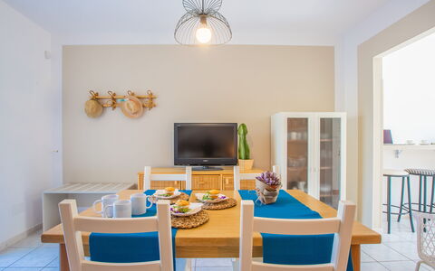 Villa Salento: Tafel, Meubilair, Eigendom, Stoel, Azure, Hout, Verlichting, Interieur Ontwerp, Verdieping, Huis