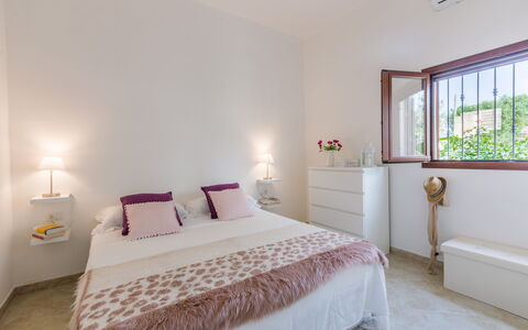 Lamia Di Nonna Mena: Slaapkamer, Kamer, Bed, Meubilair, Eigendom, Laken, Bed Frame, Interieur Ontwerp, Bedding, Matras