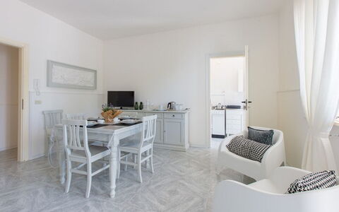Villa Nettuno: Wit, Kamer, Eigendom, Meubilair, Interieur Ontwerp, Gebouw, Huis, Woonkamer, Verdieping, Tafel
