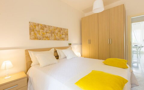 Villa Nettuno: Slaapkamer, Bed, Kamer, Meubilair, Eigendom, Interieur Ontwerp, Laken, Geel, Bed Frame, Gebouw