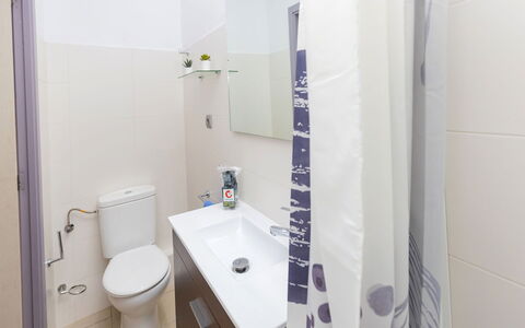 Gracia: Providencia: Badkamer, Eigendom, Kamer, Muur, Tegel, Architectuur, Interieur Ontwerp, Huis, Kraan, Badkamer Accessoire