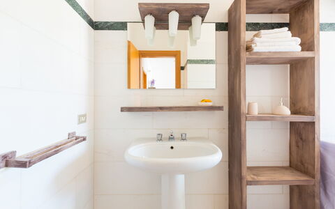 Villa Stelladali: Badkamer, Eigendom, Kamer, Badkamerkast, Wastafel In De Badkamer, Badkamer Accessoire, Loodgieterswerkinrichting, Plank, Interieur Ontwerp, Wastafel