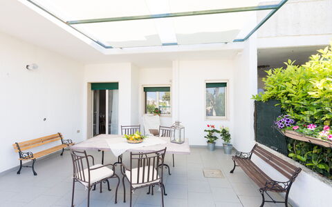 Villa Stelladali: Eigendom, Kamer, Gebouw, Interieur Ontwerp, Huis, Meubilair, Onroerend Goed, Plafond, Tafel, Huis