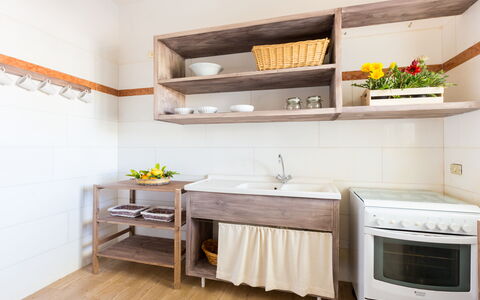Villa Stelladali: Plank, Meubilair, Kamer, Eigendom, Stellingen, Interieur Ontwerp, Verdieping, Keuken, Cabinetry, Countertop