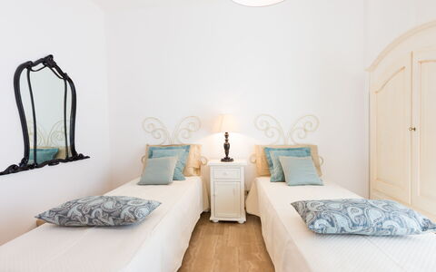 Villa Stelladali: Slaapkamer, Kamer, Bed, Meubilair, Eigendom, Interieur Ontwerp, Laken, Ontwerp, Bed Frame, Suite