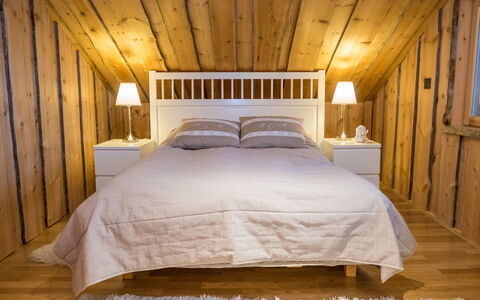 Villa Aurora: Bed, Slaapkamer, Bedding, Meubilair, Laken, Interieur Ontwerp, Hout, Flooring, Verdieping, Linens