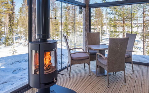 Villa Aurora: Beits, Woonkamer, Hardwood, Houtkachel, Houten Vloer, Veranda, Lichte Inrichting, Outdoor Structuur, Dek