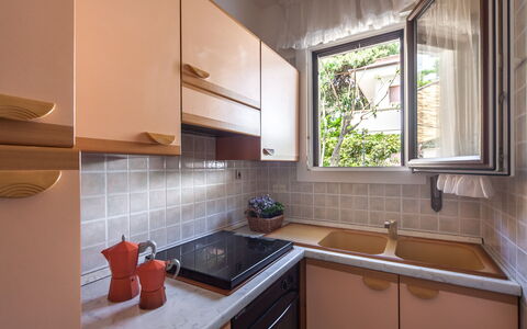 Villa Victory: Eigendom, Kamer, Countertop, Cabinetry, Keuken, Meubilair, Gebouw, Huis, Interieur Ontwerp, Onroerend Goed