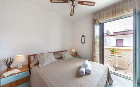 Villa Victory: Slaapkamer, Kamer, Meubilair, Eigendom, Plafondventilator, Bed, Laken, Interieur Ontwerp, Gebouw, Plafond