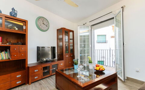 Cap de Tossa: Cabinetry, Meubilair, Eigendom, Tafel, Plafondventilator, Hout, Oranje, Huishoudapparatuur, Countertop, Verlichting