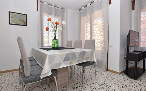 Magnolia: Kamer, Meubilair, Eigendom, Eetkamer, Interieur Ontwerp, Verdieping, Tafel, Gebouw, Plafond, Muur