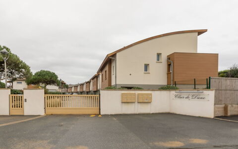 Capbreton 139: Lucht, Wolk, Fabriek, Boom, Land Lot, Asfalt, Facade, Landschap, Dak, Weg Oppervlak